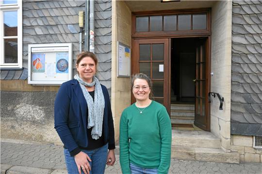 Die Tür ist offen für ein neues Angebot der Diakonie im Braunschweiger Land, Kreisstelle Goslar: Sozialarbeiterin Michaela Svea Gössel (re.) bietet hier donnerstags und freitags von 9 bis 12 Uhr Schwangeren(konflikt)beratung an. Kreisstellenleiterin Stefanie Sandau (li.) ist froh über die zentral gelegenen Räumlichkeiten bei St. Stephani. Foto: Kempfer