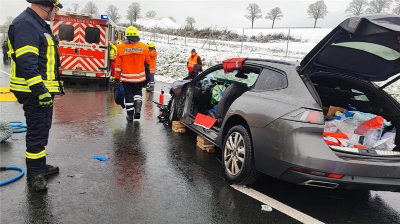 Zusammenstoß auf der A 7: Fahrer muss aus Auto befreit werden Die Türen des Autos mussten entfernt werden.