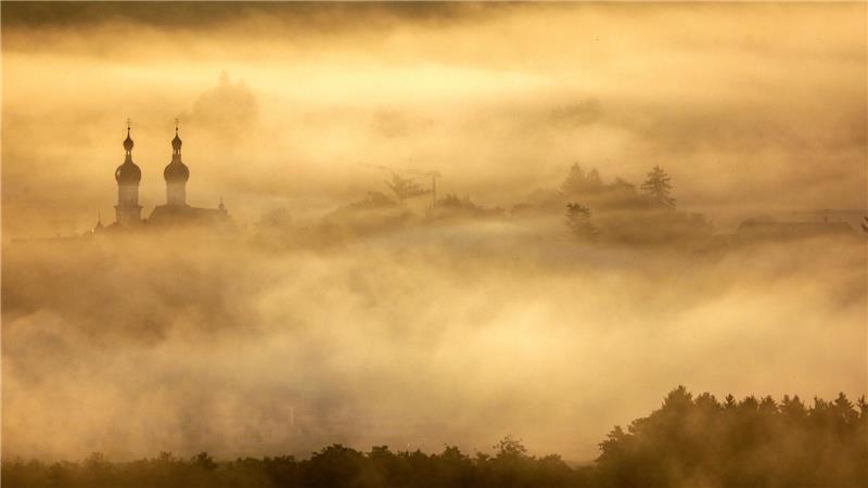 Die Türme St. Simon und Juda stehen im Morgennebel.