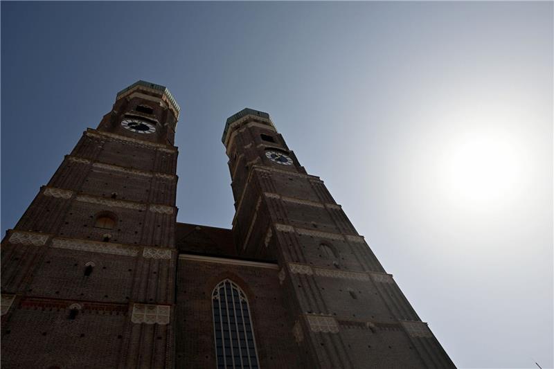 Die Türme des Münchner Doms. Die Zahl der Austritte aus der katholischen Kirche ist auch in Bayern massiv in die Höhe geschnellt.