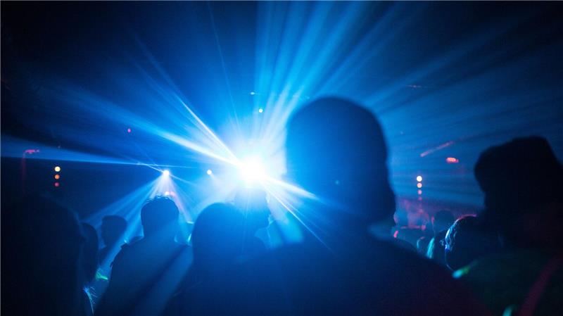 Studie entschlüsselt Zugang zu Berliner Techno-Clubs Die Türsteherinnen und Türsteher gehen regelmäßig durch den Club, gucken wie die Stimmung ist und verändern ihre Entscheidungskriterien dann auch entsprechend, sagen die Forscher. (Symbolbild)
