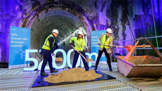 Die Tunnelbohrmaschine Elsa hat nach rund eineinhalb Jahren und 5,2 Kilometern den Zielschacht erreicht. 