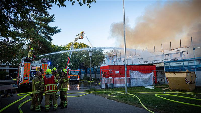 Schaden in Millionenhöhe bei Turnhallenbrand in Hannover Die Turnhalle brannte bis auf ihre Grundmauern nieder.
