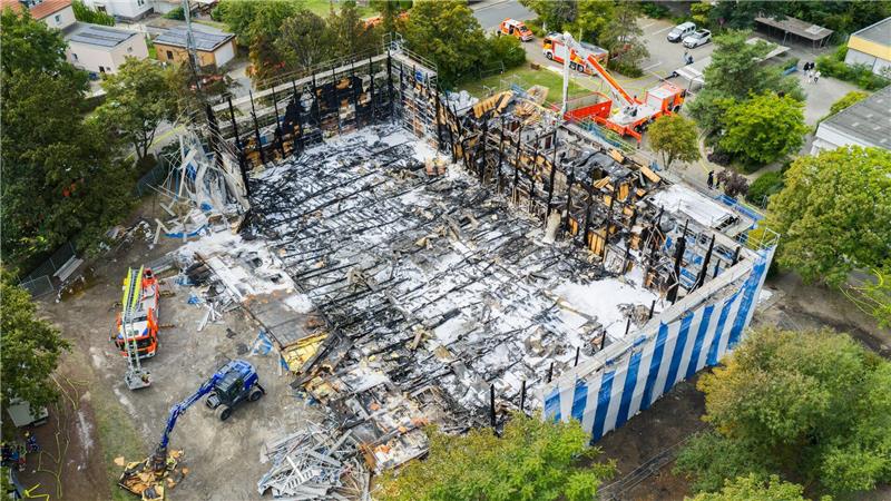 Schaden in Millionenhöhe bei Turnhallenbrand in Hannover Die Turnhalle ist nach einem Großbrand komplett zerstört.