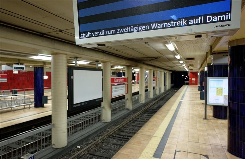 Warnstreiks legen Nahverkehr in mehreren Städten lahm Die U-Bahnstation Ebertplatz in Köln ist verwaist.