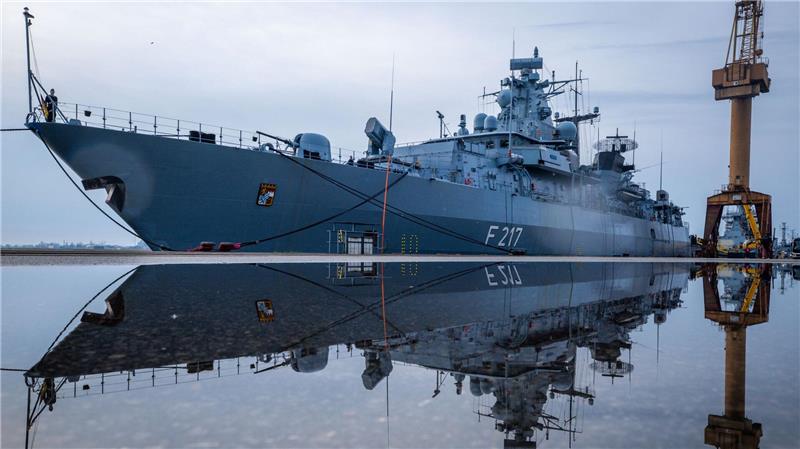 Die U-Boot-Jagdfregatte „Bayern“ liegt vor einer Übungsfahrt auf der Ostsee am Kai im Marinearsenal. 