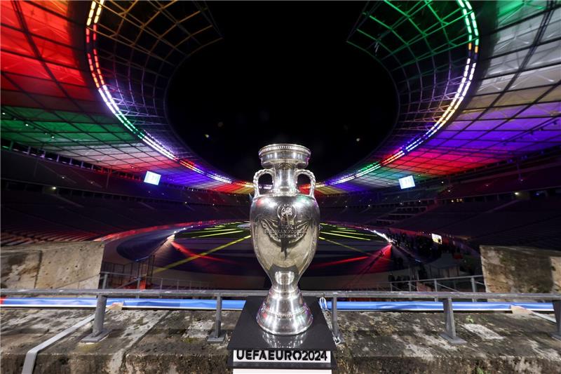 Tickets für die Heim-EM kosten 30 bis 2000 Euro Die UEFA hat Details zum Kartenverkauf für die Fußball-EM 2024 in Deutschland bekanntgegeben.