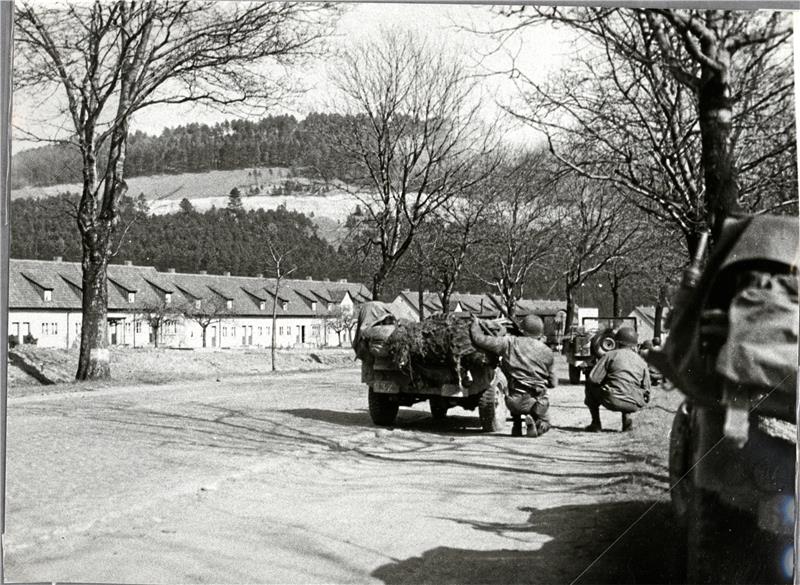 10.April 1945: Rascher Wechsel in die Opferrolle Die US-Amerikaner ziehen am 10. April 1945 in Goslar ein. Das historische Foto, das das Stadtarchiv Goslar zur Verfügung gestellt hat, zeigt Infanteristen der 83. Division der US-Nord-Armee auf ihrem Vorstoß im Schleeke. Die Aufnahme stammt aus dem National Archives Department of Defense, Still Media Depository, in Washington D.C..