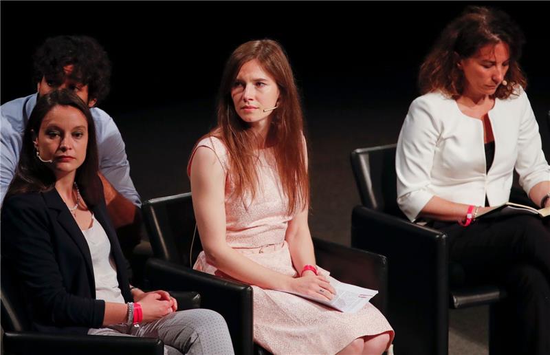 Die US-Amerikanerin Amanda Knox (m.) 2019 bei einem Kongress zu Justizirrtümern in Modena.