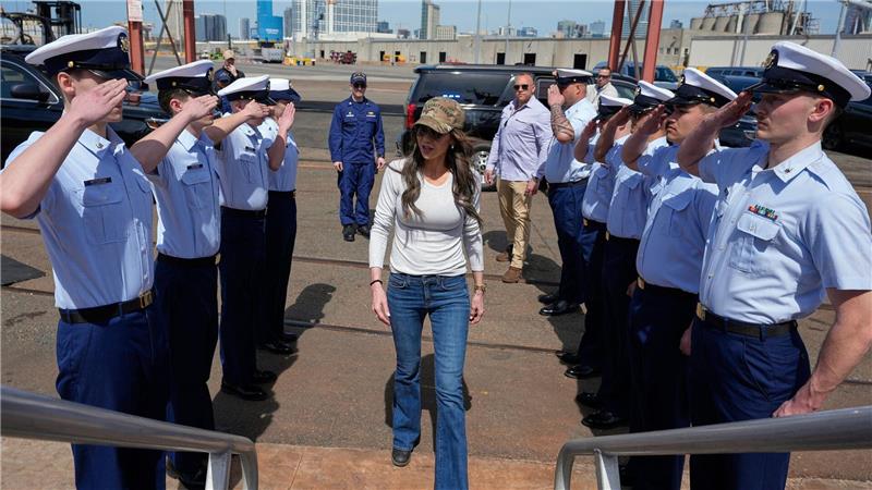 Die US-Küstenwache untersteht dem Heimatschutzministerium unter Führung von Kristi Noem. (Archivbild)