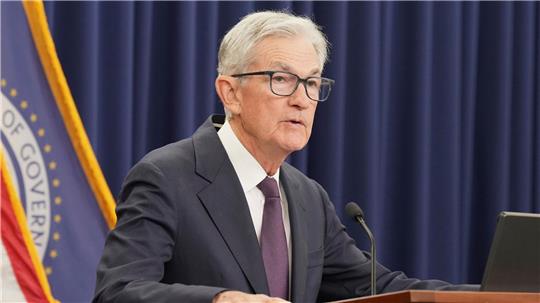 Die US-Notenbank Federal Reserve um den Vorsitzenden Jerome Powell hat erneut den Leitzins gesenkt. (Archivbild)