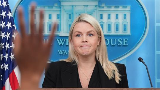 Die US-Regierungssprecherin Karoline Leavitt geht. (Archivfoto)