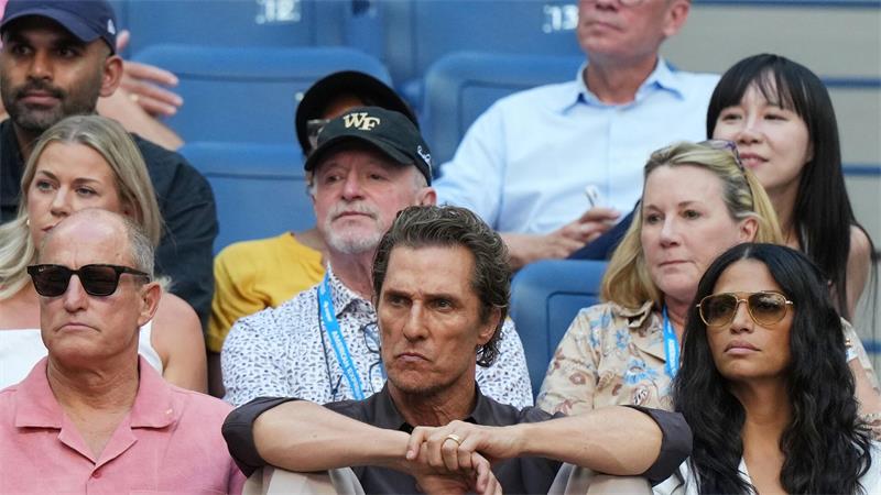 Zverev und der „amerikanische Traum“ - Finale gegen US-Star Die US-Schauspieler Woody Harrelson (l) und Matthew McConaughey verfolgen das Halbfinale von der Tribüne.