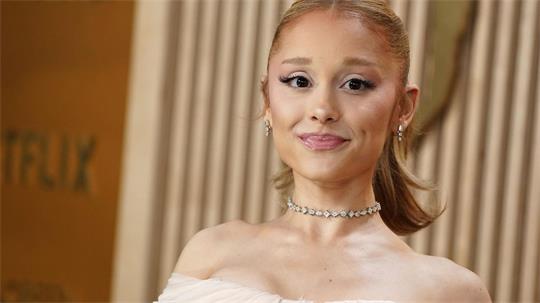 Die US-Schauspielerin Ariana Grande spielt in der 13. Staffel von „American Horror Story“ mit. (Archivbild)