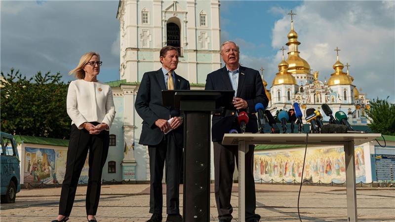 Kiew hadert mit Treffen und Moskaus Bedingung für Waffenruhe Die US-Senatoren LIndsey Graham und Richard Blumenthal haben in Kiew auch den ukrainischen Präsidenten Wolodymyr Selenskyj zu Gesprächen getroffen.