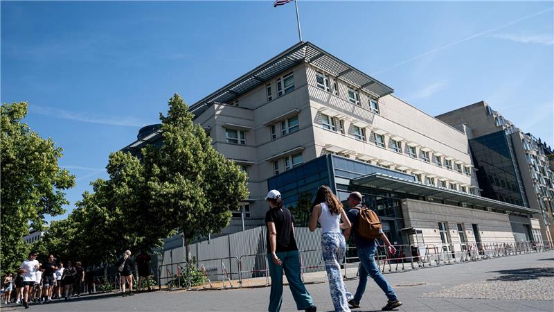 Die US-amerikanische Botschaft in Berlin lobt das mutige Eingreifen des 20 Jahre alten US-Bürgers. Laut Polizei soll er eingeschritten sein, als zwei Männer junge Frauen belästigten. Daraufhin wurde der 20-Jährige mit einem Messer angegriffen. (Archivbild)