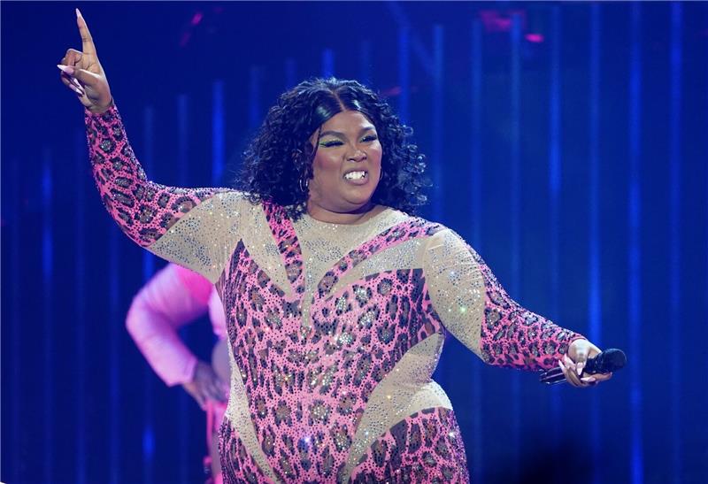 Lizzo deutet Rückzug aus Musikgeschäft an Die US-amerikanische Sängerin Lizzo hat angedeutet sich zurückzuziehen.