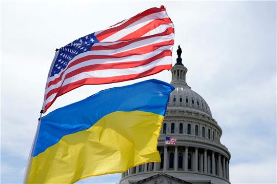 Die US-amerikanische und die ukrainische Flagge wehen vor dem Kapitol in Washington. Der US-Senat hat Kriegshilfen für die Ukraine in Höhe von rund 61 Milliarden US-Dollar gebilligt.