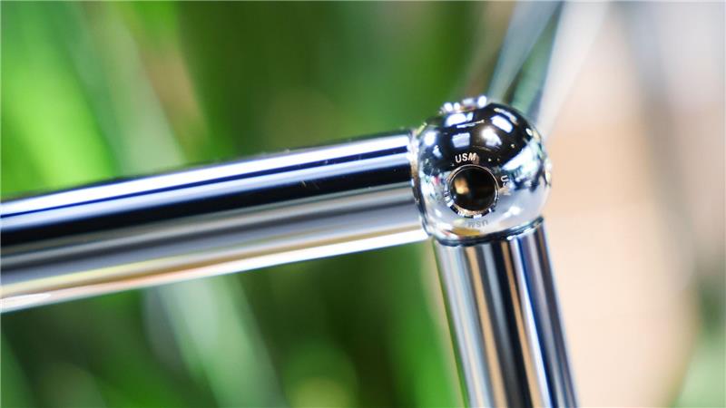 Die USM-Designmöbel zeichnen sich durch verchromten Stahlrohre, Verbindungskugeln und bunte Metall-Fronten aus.