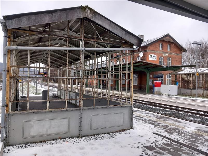 Denkmalschutz auch am Langelsheimer Bahnhof Die Überdachung am Mittelgleis soll bis 2026 als Unterstand denkmalschutzgerecht saniert werden. Fotos: GZ-Archiv