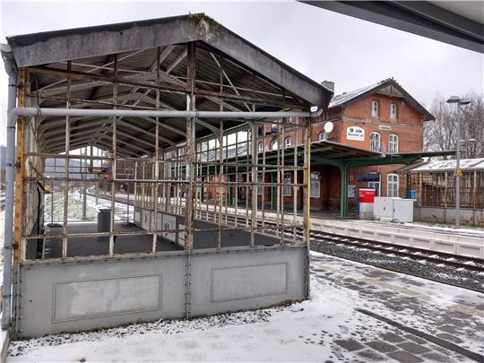Die Überdachung am Mittelgleis soll bis 2026 als Unterstand denkmalschutzgerecht saniert werden.  Fotos: GZ-Archiv