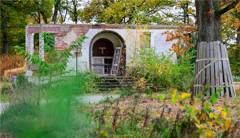 Historisches Projekt in Möllering-Villa in Lüneburg vor Aus Die Überreste der ehemaligen Möllering-Villa stehen auf einem Grundstück.