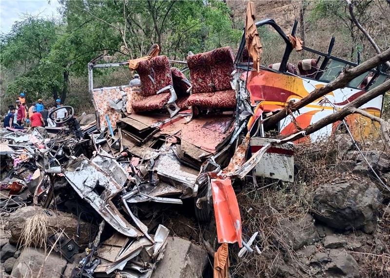 Mindestens 13 Tote bei Busunglück in Indien Die Überreste des Passagierbusses geben einen Einblick in den Unfall.