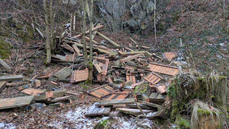 Bad Harzburg: Bohlenweg am Radau-Wasserfall abgerissen Die Überreste des ehemaligen Bohlenwegs warten am Hang auf den Abtransport.