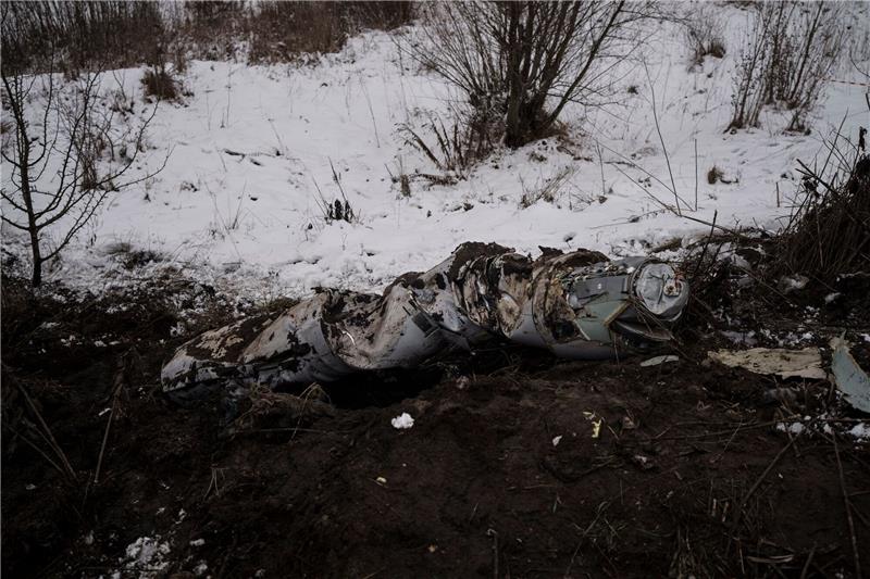 Krieg gegen die Ukraine: So ist die Lage Die Überreste einer Rakete liegen am Straßenrand in Kiew.