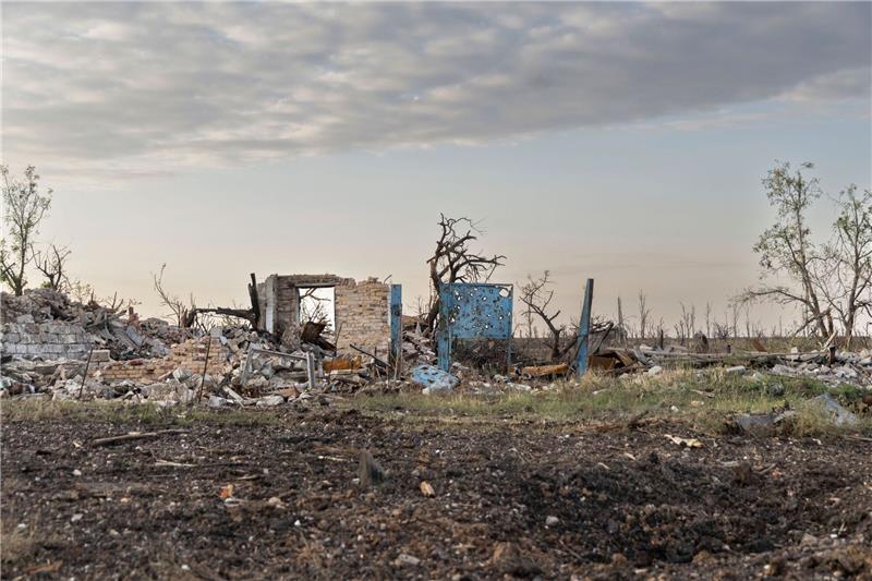 Krieg gegen die Ukraine: So ist die Lage Die Überreste eines Hauses, das bei den Kämpfen zerstört wurde, stehen in Andrijewka, in der Nähe von Bachmut.