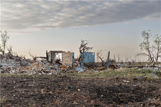 Die Überreste eines Hauses, das bei den Kämpfen zerstört wurde, stehen in Andrijewka, in der Nähe von Bachmut.