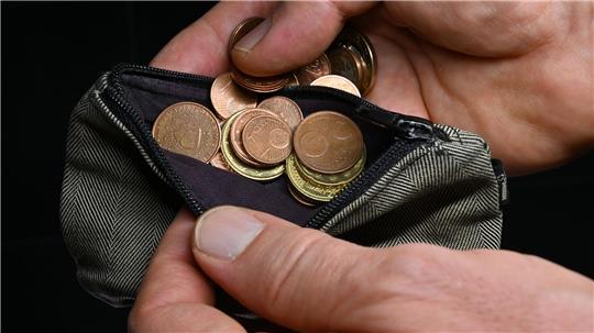 Die Überschuldungsquote, also der Anteil überschuldeter Personen im Verhältnis zu allen Erwachsenen, sank 2024 auf 8,09 Prozent.