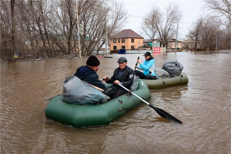 Russisches Flutgebiet: Wasser erreicht neuen Höchststand Die Überschwemmungen lösten die Evakuierung Tausender Menschen in der Region Orenburg aus, die etwa 1200 Kilometer südöstlich der Hauptstadt Moskau liegt.