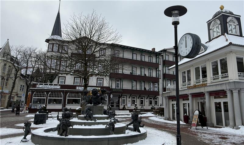 Die Uhr am Jungbrunnen steht seit Tagen still und zeigt 12 Uhr (auf der Rückseite übrigens 13.35 Uhr). Aber, warum ist das eigentlich die Bürgermeister-Uhr? 