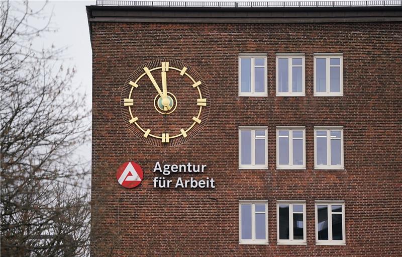 Arbeitslosigkeit in Bremen steigt weiter an Die Uhr an der Fassade der Agentur für Arbeit zeigt fünf Minuten vor Zwölf an.