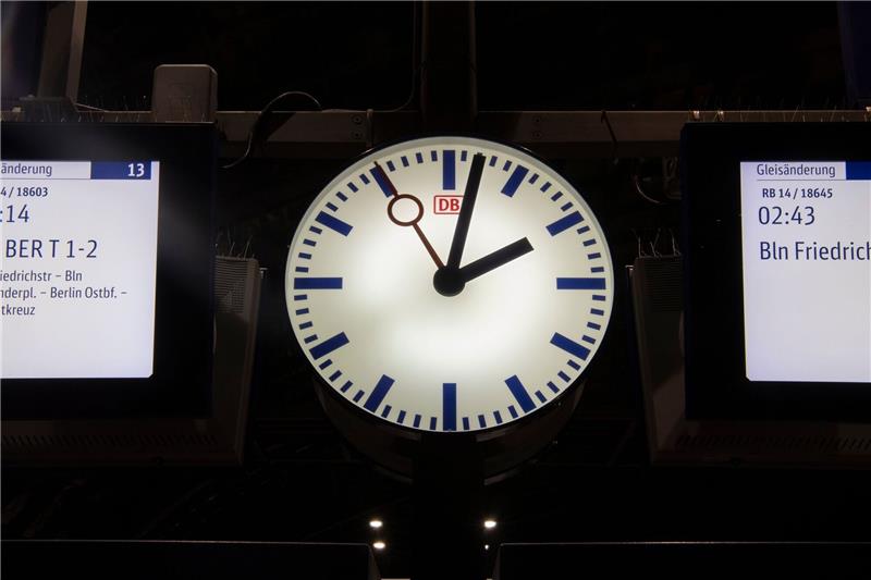 Uhren zurückgedreht: Winterzeit hat begonnen Die Uhr auf einem Gleis im Berliner Hauptbahnhof zeigt zwei Minuten nach 2 Uhr in der Früh.