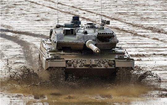 Die Ukraine und weitere Länder haben lange auf die Lieferung gedrängt: ein Leopard-Kampfpanzer vom Typ 2A6.