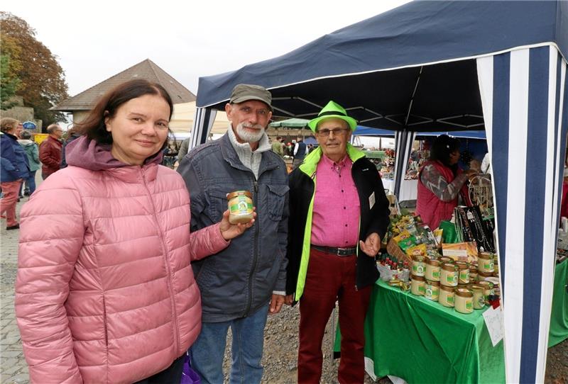 Erster Herbstmarkt auf dem Hof der Hornburg Die Ukrainer Nataliia Lysenko und Volodmyr Lysenko informieren sich bei Imker Richard Hein (v. li) über den heimischen Honig.