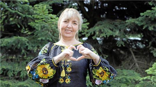 Die Ukrainerin Liudmyla Lutsiuk engagiert sich vollen Herzens für ihre Landsleute im Oberharz. Seit fünf Jahren lebt die 51-Jährige in Altenau. Foto: Neuendorf