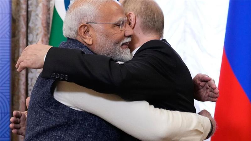 Putin möchte Brics zu einem neuen Machtzentrum aufbauen Die Umarmung mit Modi liefert Putin eins der nötigen Bilder, um zu demonstrieren, dass er international trotz Krieg nicht isoliert ist.