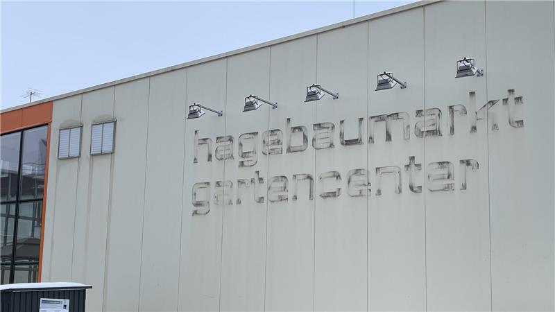 An einer Wand befinden sich die Reste des früheren Namens Hagebaumarkt.