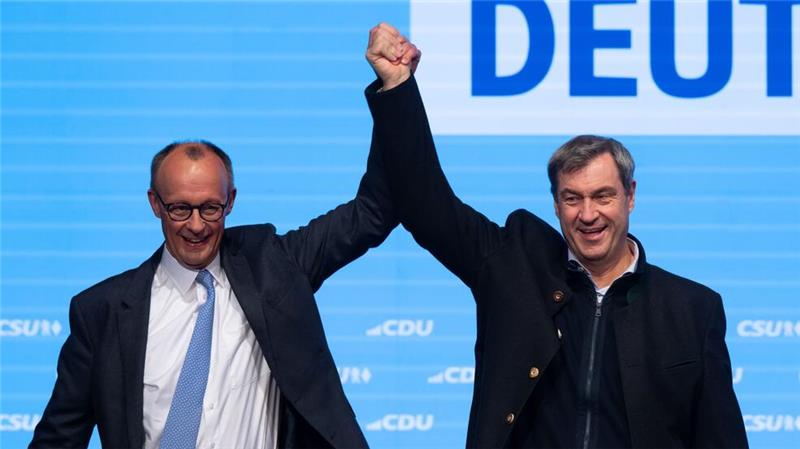 Die Umfragen sagen einen klaren Vorsprung für die Union bei der Bundestagswahl am Sonntag voraus - und eine Zitterpartie für kleine Parteien. Kanzlerkandidaten und Parteien kämpfen bis zuletzt.
