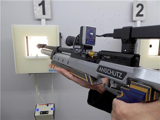 Die Umrüstung der Schießstände für Blinde und Sehbehinderte erfordert aufwendige technische Veränderungen an Gewehr und Ziel. In Langelsheim stehen zwölf dieser Anlagen zur Verfügung, das ist weltweit einzigartig.  Foto: Hartmut Richter