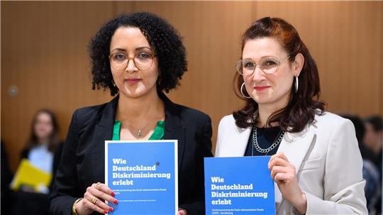 Die Unabhängige Bundesbeauftragte für Antidiskriminierung, Ferda Ataman, sagt: „Das Ausmaß an Diskriminierung ist eine Belastungsprobe für unser Land.“