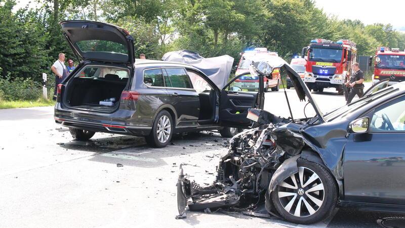 Unfallursache unklar: Frau stirbt bei Zusammenstoß auf B82 Die Unfallfahrzeuge am Freitagnachmittag.