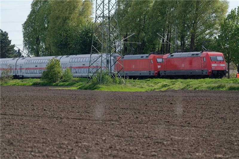 Zugunglück mit zwei Toten - Ermittler prüfen Ursachen Die Unfallstelle in Hürth südlich von Köln.