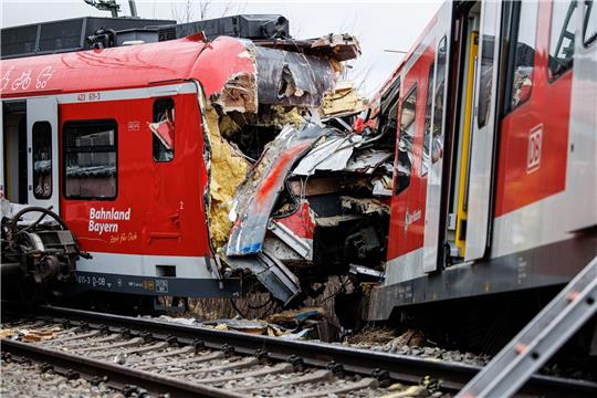 Die Unfallstelle mit zwei aufeinandergeprallten S-Bahnen in der Nähe des Bahnhofes Ebenhausen-Schäftlarn im Februar 2022.
