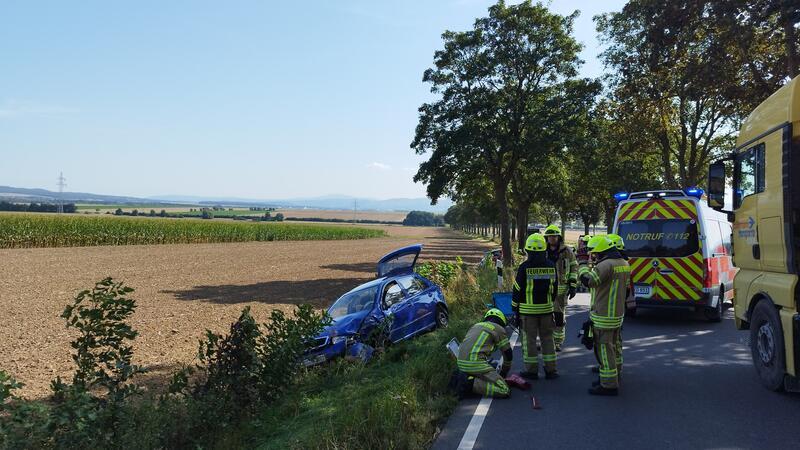 Frontalzusammenstoß: Zwei Verletzte nach Unfall auf L500 Die Unfallwagen schleuderten in den Graben.
