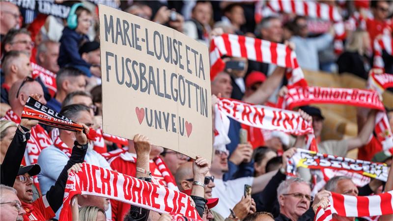 Die Union-Fans begrüßten „Fußballgöttin“ Marie-Louise Eta. 