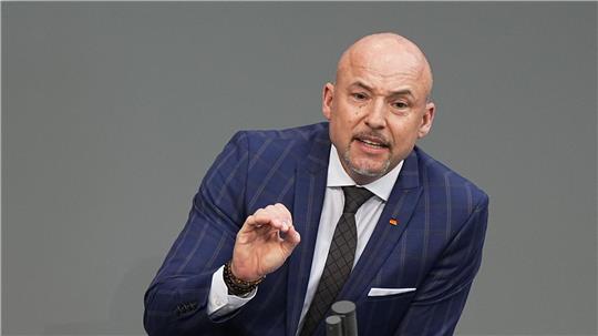 Die Union habe ein Rechtsgutachten dazu in Auftrag gegeben, nach dem eine solche Regelung mit dem Grundgesetz vereinbar wäre, sagte der Chef der CSU-Bundestagsabgeordneten.